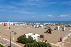 靠近海滩、沙滩椅、海滩遮阳伞