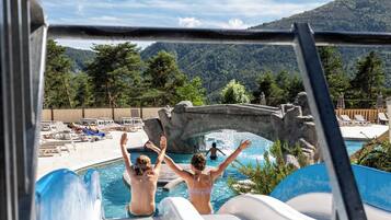 AuĂenpool (je nach Saison geöffnet), Sonnenschirme, LiegestĂŒhle