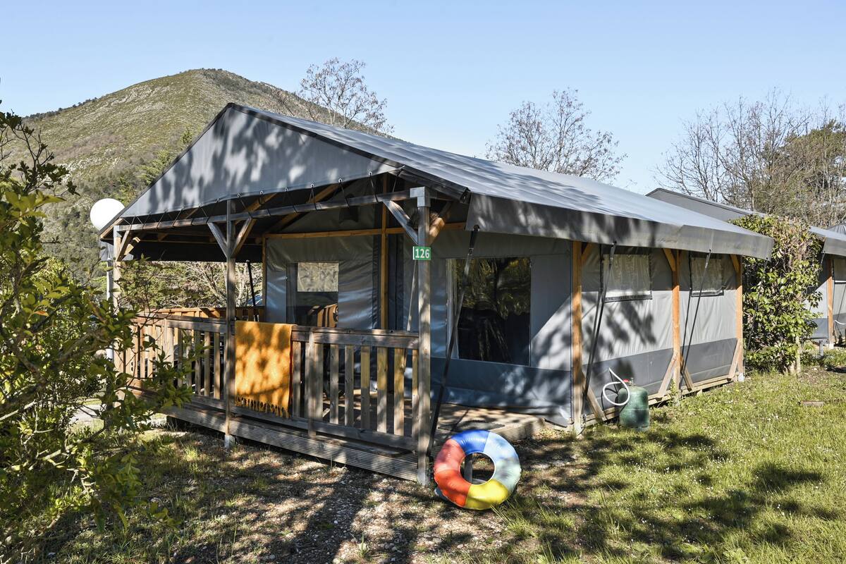 Een klein, laag gebouw met een overdekte veranda en het zichtbare kamer nummer 126.