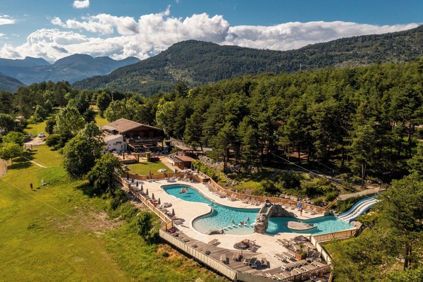 Seasonal outdoor pool, pool umbrellas, sun loungers