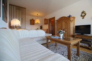 Apartment, 1 Bedroom, Mountain View (Wettersteinblick) | Living room | Flat-screen TV - Wettersteinblick (Garmisch-Partenkirchen)