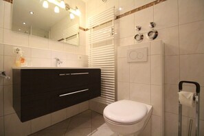 아파트, 침실 1개, 산 전망 (Wettersteinblick) | 욕실 | 샤워 시설, 헤어드라이어, 타월, 화장지