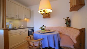 Apartment, 1 Bedroom, Mountain View (Wettersteinblick) | Makan dalam bilik