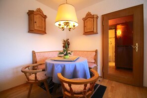Apartment, 1 Bedroom, Mountain View (Wettersteinblick) | In-room dining - Wettersteinblick (Garmisch-Partenkirchen)
