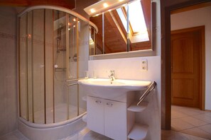 Apartment, 1 Bedroom, Mountain View (Alpen-Juwel) | Bathroom | Separate tub and shower, hair dryer, towels, toilet paper