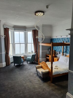 Cortinas blackout, tabla de planchar con plancha y wifi gratis 