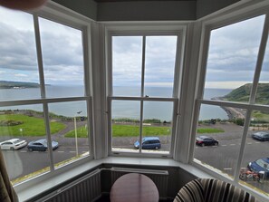 Cortinas blackout, tabla de planchar con plancha y wifi gratis 