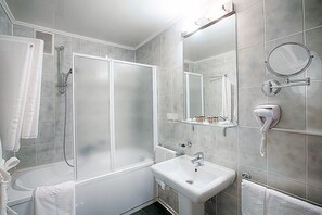 Kahden hengen standard-huone (kaksi sänkyä) | Kylpyhuone | Suihkun ja ammeen yhdistelmä, ilmaiset hygieniatuotteet, hiustenkuivaaja