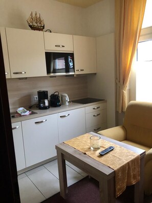 Kühlschrank, Mikrowelle, Herdplatte, Geschirrspüler