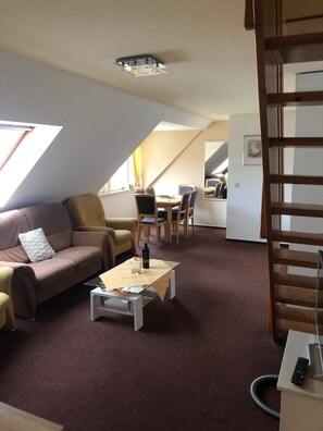 Apartment 6 | Wohnbereich | Flachbildfernseher