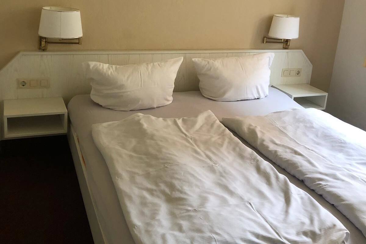 1 bedroom, hypo-allergenic bedding, free cots/infant beds, rollaway beds