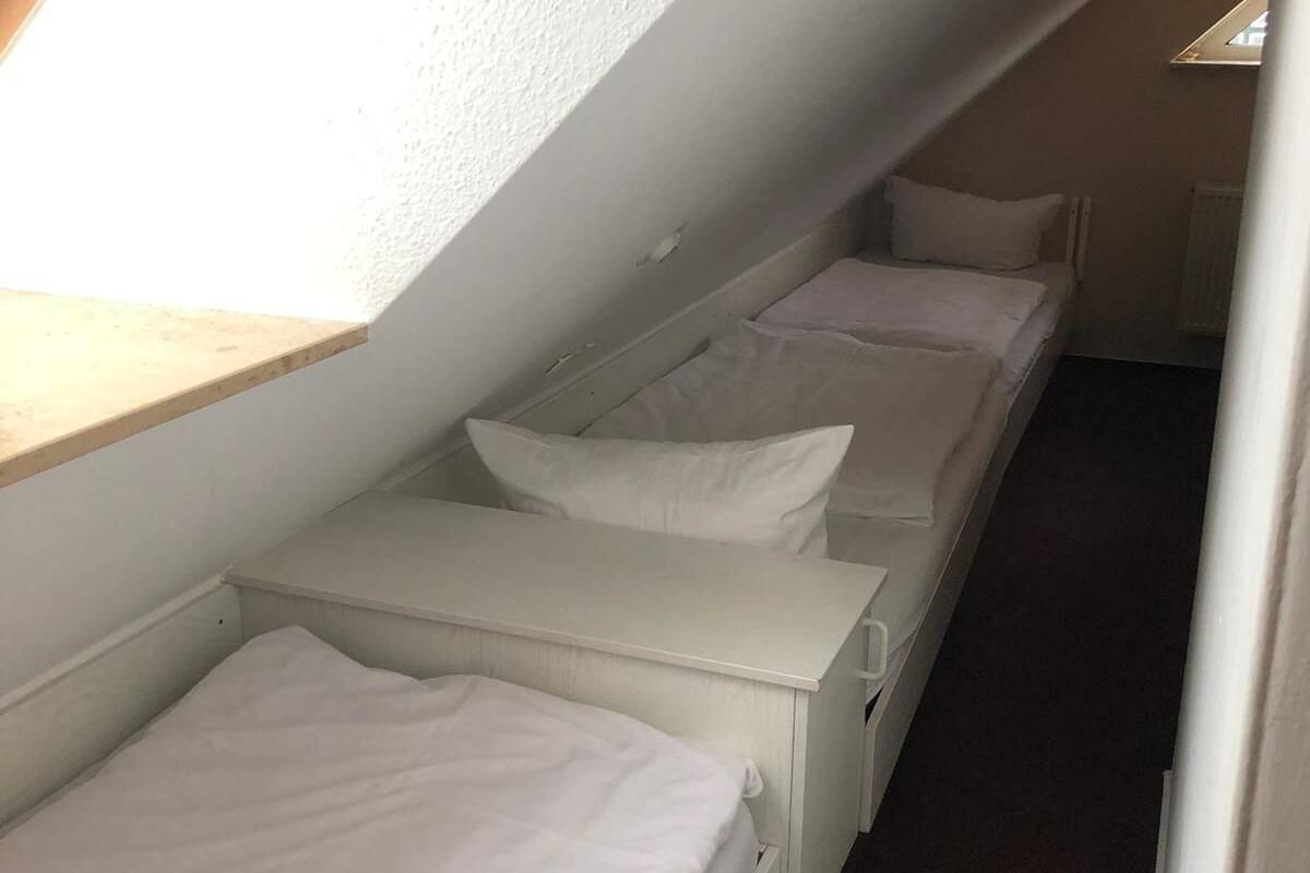 1 bedroom, hypo-allergenic bedding, free cots/infant beds, rollaway beds