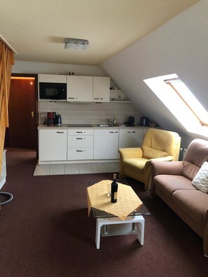 Apartment 6 | Cuisine privée | Réfrigérateur, micro-ondes, plaque de cuisson, lave-vaisselle