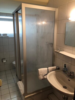 Apartment 3 | Salle de bain | Sèche-cheveux, serviettes fournies