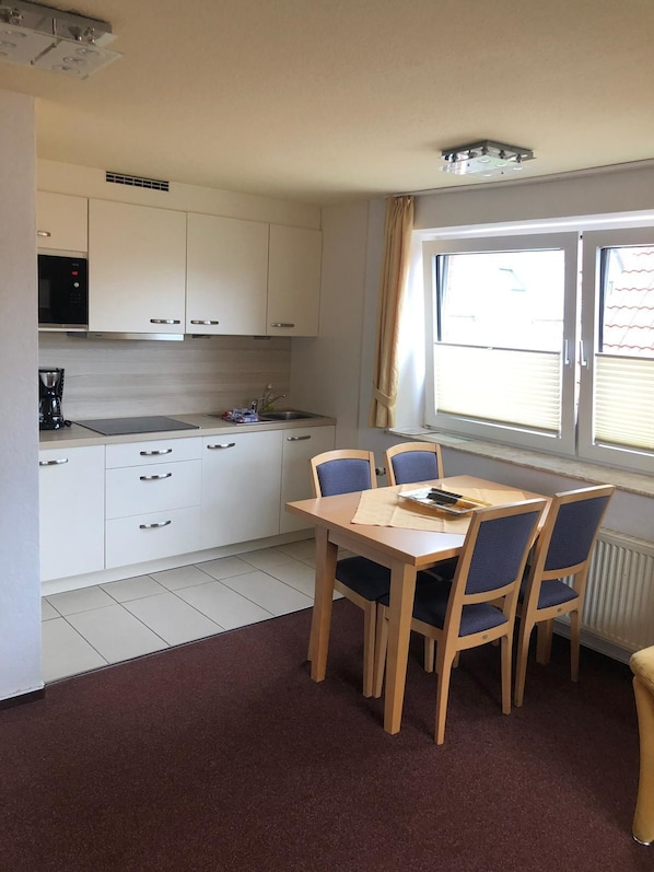 Apartment 2 | Ruokailu omassa huoneessa