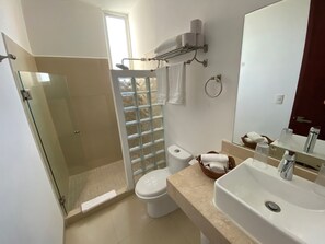 Ducha, secador de pelo, toallas, jabón
