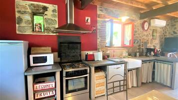 Réfrigérateur, four, lave-vaisselle, chaise haute