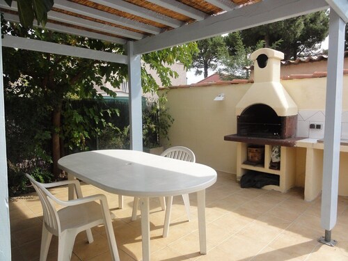 A 500 MÈTRES DE LA PLAGE DE SABLE ST MARIE DE LA MER MAISONNETTE DE VACANCES AVEC TERRASSE...