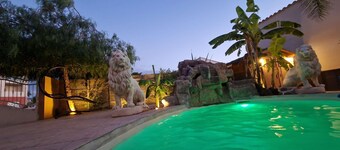 Belle villa climatisée tout confort, piscine privée avec rocher en cascade terrasse, jardin,...