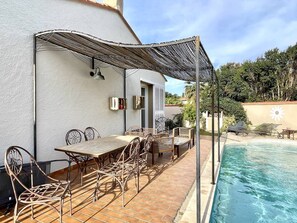 Outdoor dining - FULLY AIR-CONDITIONED HOLIDAY HOME IN QUIET LOCATION PRIVATE POOL 10 MINUTES FROM ST MARIE AND... (VILLELONGUE DE LA SALANQUE)