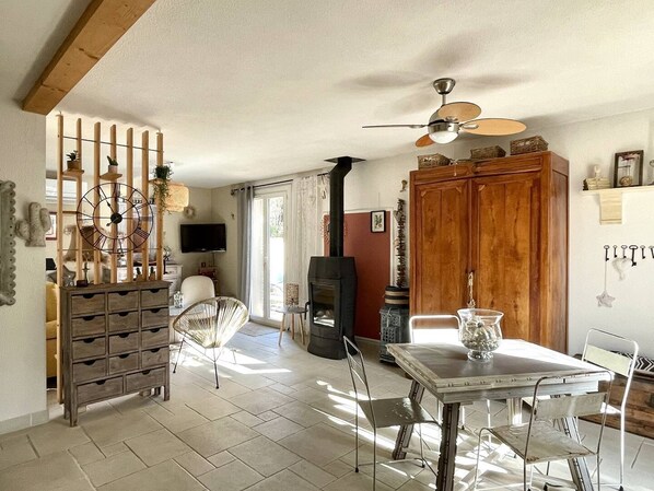 Dining - FULLY AIR-CONDITIONED HOLIDAY HOME IN QUIET LOCATION PRIVATE POOL 10 MINUTES FROM ST MARIE AND... (VILLELONGUE DE LA SALANQUE)