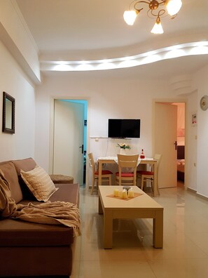Appartement, 2 chambres | Salle de séjour | Téléviseur à écran plat