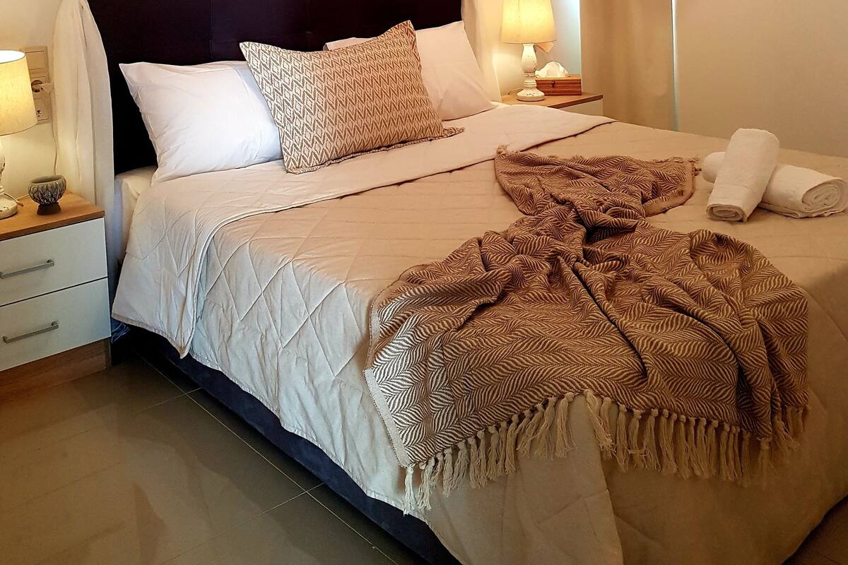 Apartment, 2 Schlafzimmer | Bügeleisen/Bügelbrett, Reisekinderbett, kostenloses WLAN, Bettwäsche
