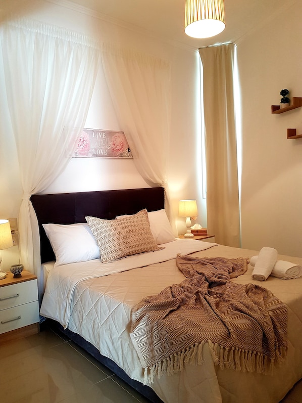 Appartement, 2 chambres | Fer et planche à repasser, lit de bébé portatif, accès au Wi-Fi (inclus)