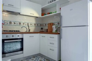 Frigorifero, forno, piano cottura, macchina per tè/caffè