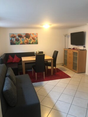 Apartment, 1 Schlafzimmer | Wohnbereich | Flachbildfernseher