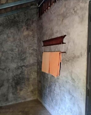 Regadera, amenidades de baño gratuitas, toallas, jabón 