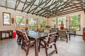 Se sirven desayunos, almuerzos, cenas y cocina local e internacional 