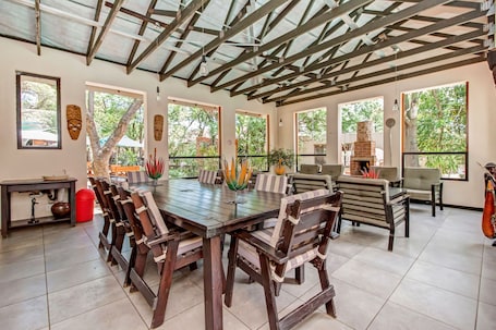 Breakfast, lunch, dinner served; local and international cuisine