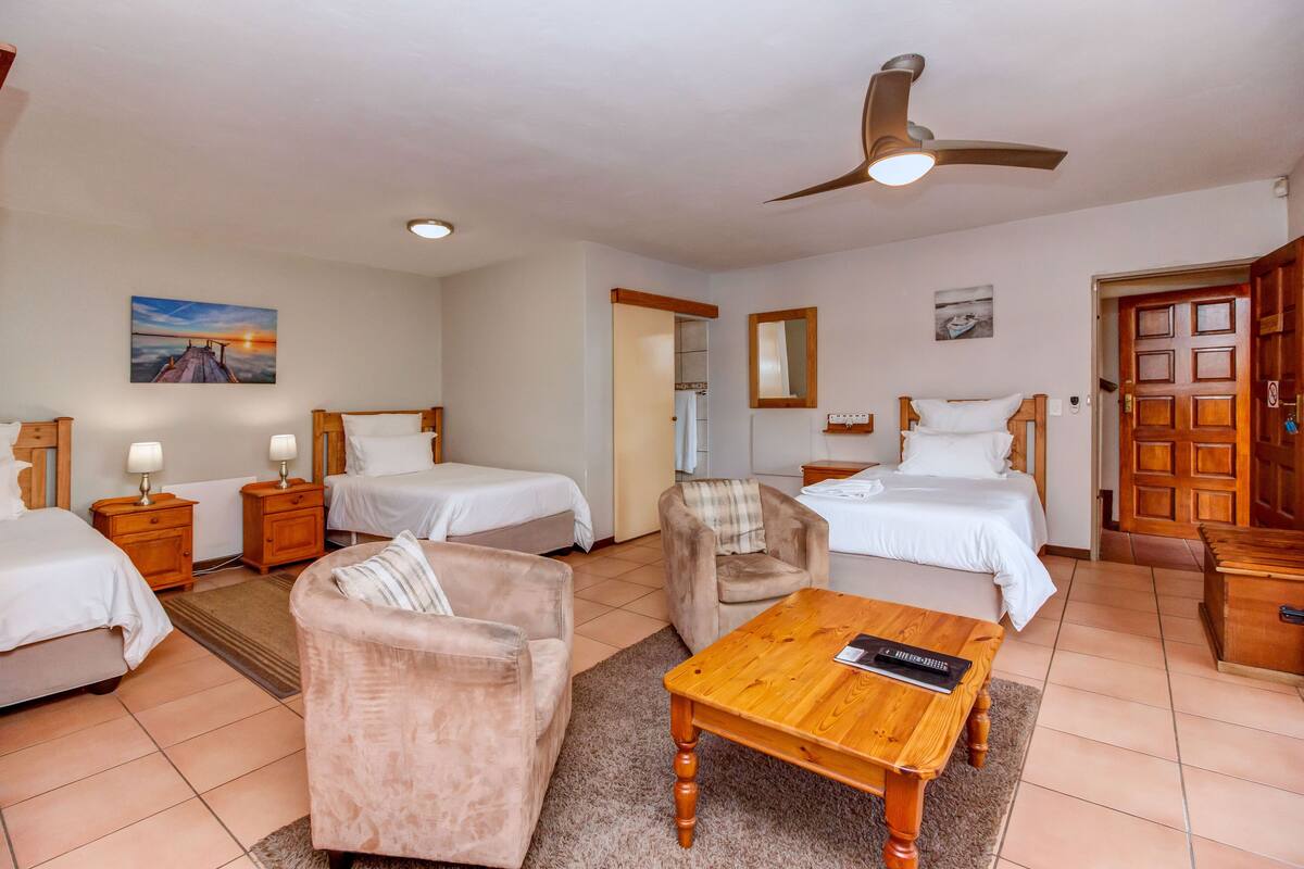 Minibar, iron/ironing board, free WiFi, bed sheets