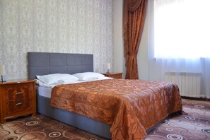 プレミアム ルーム | デスク、遮光カーテン、WiFi (無料)、ベッドシーツ