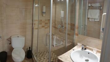 Superior Double Room | Bathroom | Towels