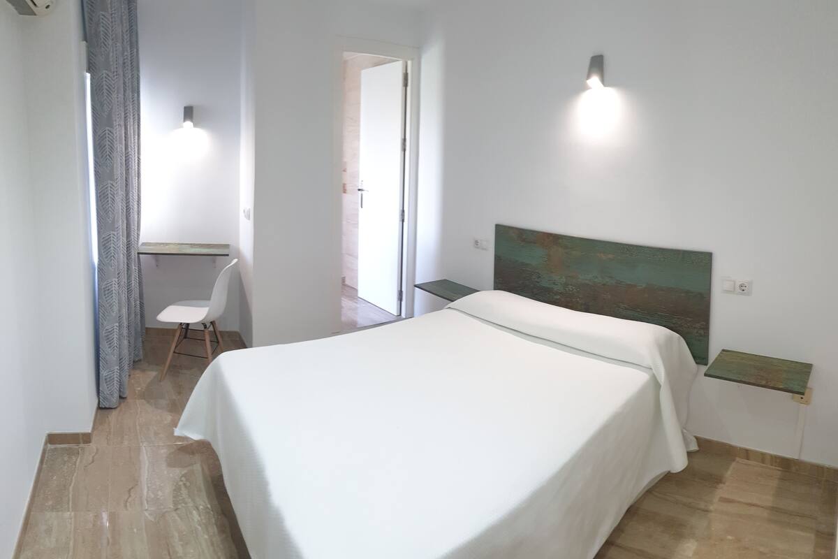 Superior tweepersoonskamer | Een bureau, gratis babybedden, gratis wifi, beddengoed