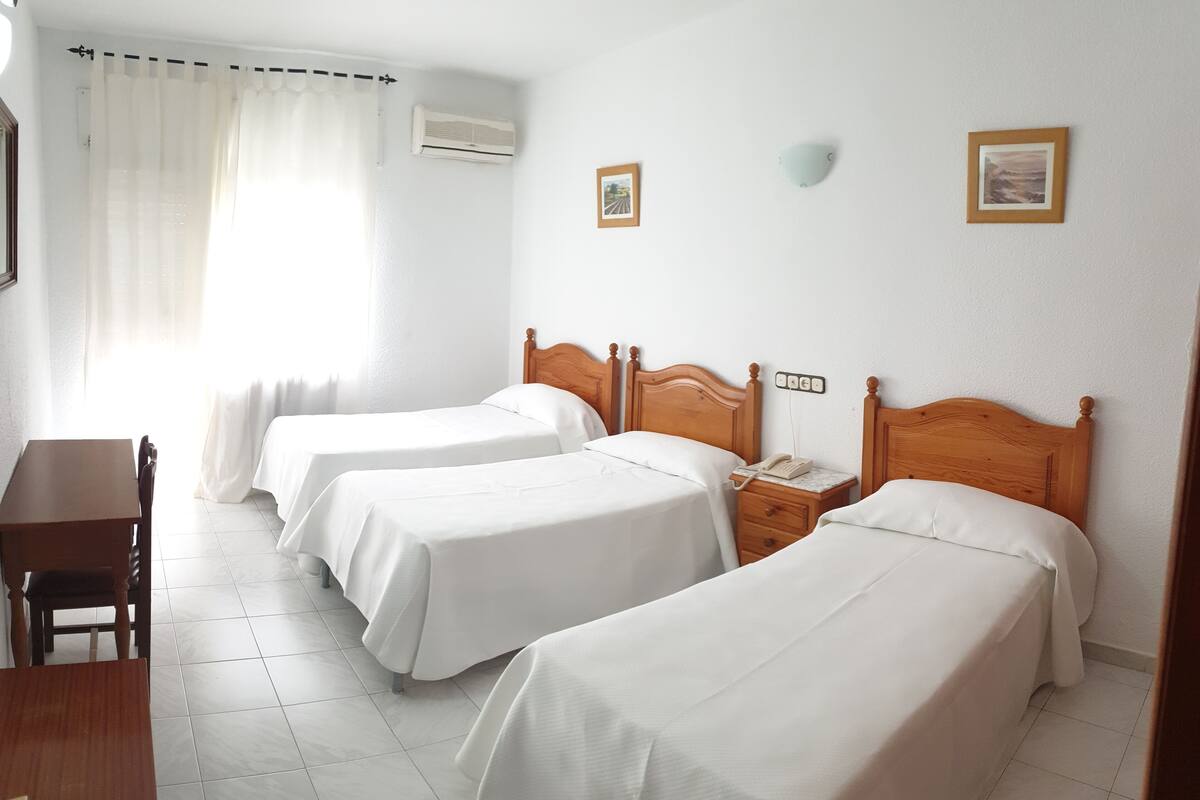 Driepersoonskamer | Een bureau, gratis babybedden, gratis wifi, beddengoed