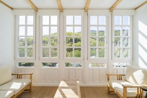 Yksilöllisesti sisustettu, yksilöllisesti kalustettu, työpöytä