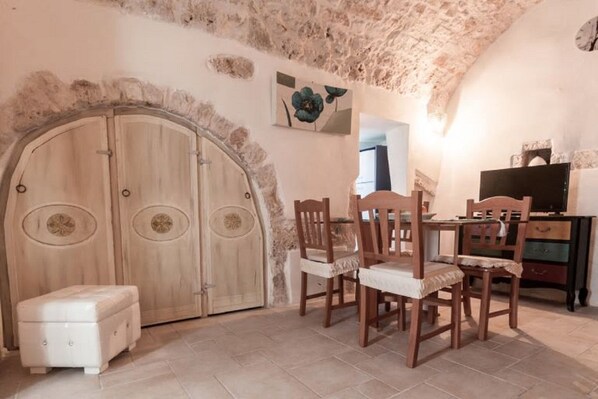 Apartamento, 1 habitación, no fumadores | Zona de estar | Una televisión