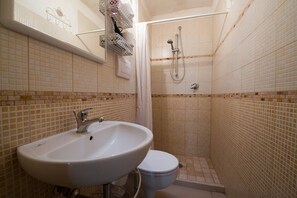 Appartamento, 1 camera da letto, non fumatori | Bagno | Doccia, soffione a pioggia, asciugacapelli, bidet