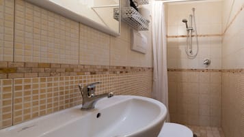 Apartamento, 1 habitación, no fumadores | Lavabo del cuarto de baño