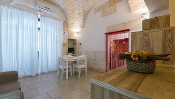 Apartamento, 1 quarto, para não fumantes | Área de estar | TV de tela plana