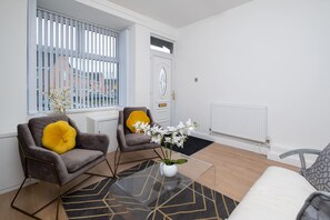 TV - Entire spacious house sleeps up to 5 people (Birmingham)