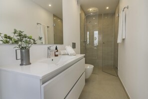 Ático, 3 habitaciones | Baño | Toallas