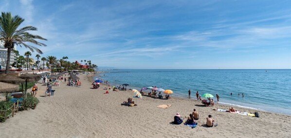 Una spiaggia nelle vicinanze