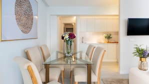 Apartment (2 Bedrooms) | Makan dalam bilik