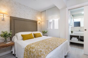 2 habitaciones, muebles diferentes y tabla de planchar con plancha