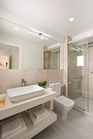 Apartment (2 Bedrooms) | Bathroom | Shower, hair dryer, towels, soap - Genteel Home Velarde II (Seville)