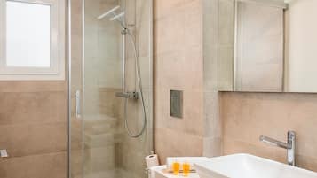 Leilighet (2 Bedrooms) | Bad | Dusj, hårføner, håndklær og såpe